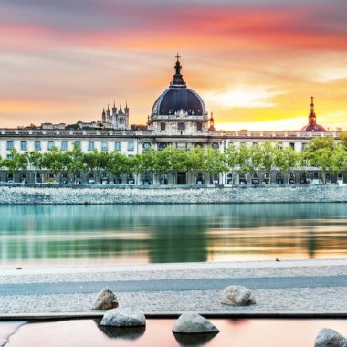 le grand hotel dieu a lyon vu depuis les quais au coucher du soleil