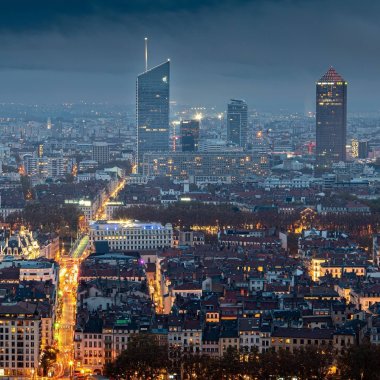 vue plongeante sur les grattes ciels de la part dieu illumines la nuit