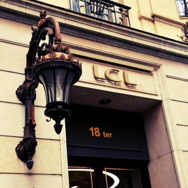 logo du lcl sur la facade de son siege administratif du 18 rue de la republique a lyon