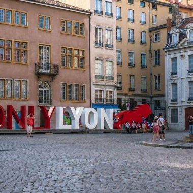 sculptures lettres office tourisme only lyon place saint jean