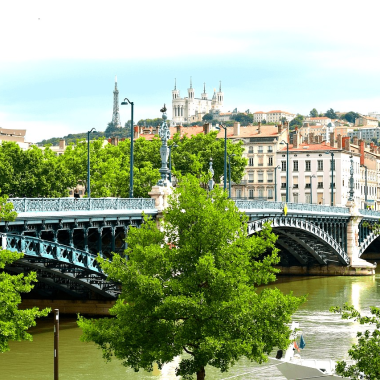 pont metallique emblematique au centre de lyon
