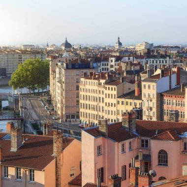 jolies facades dorees immeubles du vieux lyon