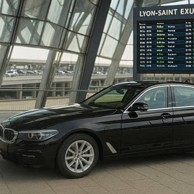vtc en attente de passagers a l aeroport lyon saint exupery