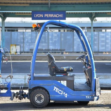 vehicule utilitaire devant les quais de lagare de lyon perrache