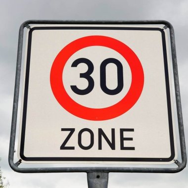 panneau de signalisation de zone a 30 km par heure a lyon