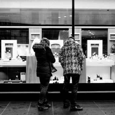 vitrine d une joaillerie lyonnaise proposant le rachat de bijoux en or