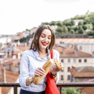 lyonnaise mange dehors vue vieux lyon