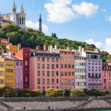 facades colores du vieux lyon sur les quais de saone
