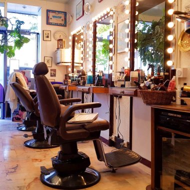 les postes de travail du salon de coiffure et barbier saroli victor a lyon