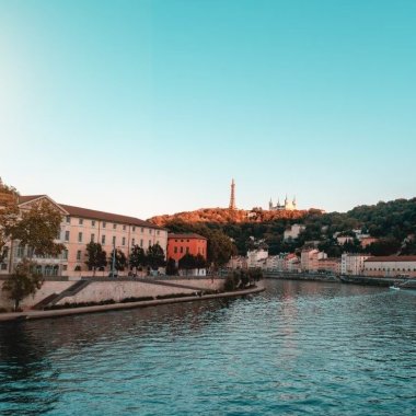 la saone qui passe devant la direction regionale des affaires culturelles auvergne rhone alpes