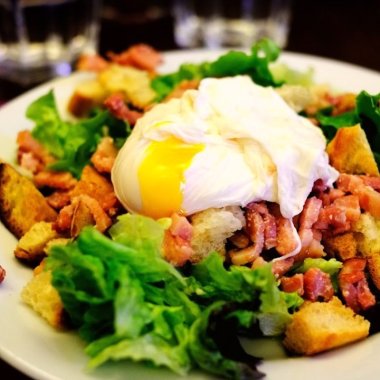 salade lyonnaise oeuf poche lardons croutons