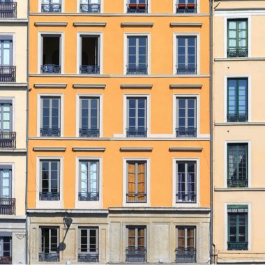 facade fenetre lyonnaise a la francaise