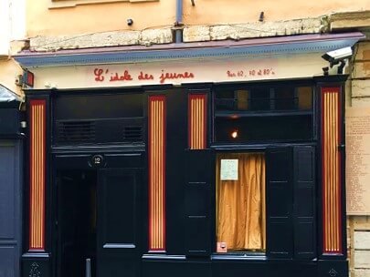 entree et devanture bar dansant idole des jeunes a lyon