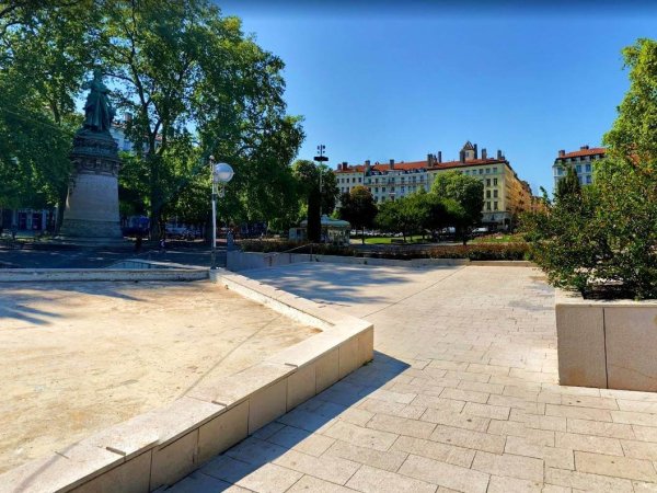 le carrousel le lutin park a proximite de la statue de la republique a lyon