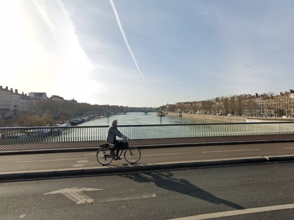 voie pietonne vue sur le rhone depuis pont morand lyon