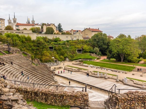 vue plongeante sur la scene du theatre gallo romain de lyon