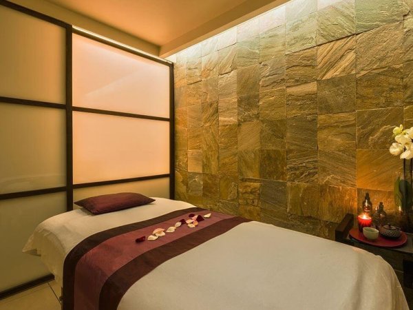 cabine massage pierre apparente spa cinq mondes lyon