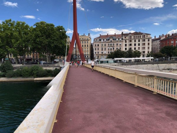 voie pietonne sur passerelle palais de justice lyon