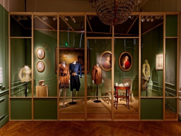 scenographie de costumes epoque dans le musee des tissus et des arts decoratifs de lyon