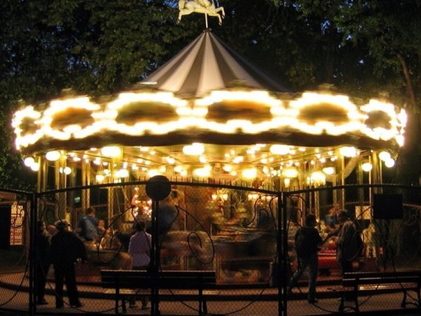 manege ancien illumine de nuit grand carroussel du parc de la tete or