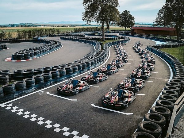 ligne de depart sur piste de karting exterieure de kart origins a corbas