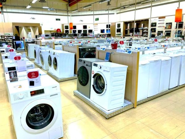 gros electromenagers blancs dans le magasin boulanger de saint priest