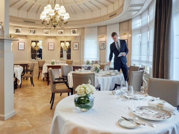 salle restaurant auberge etoile paul bocuse eclairage