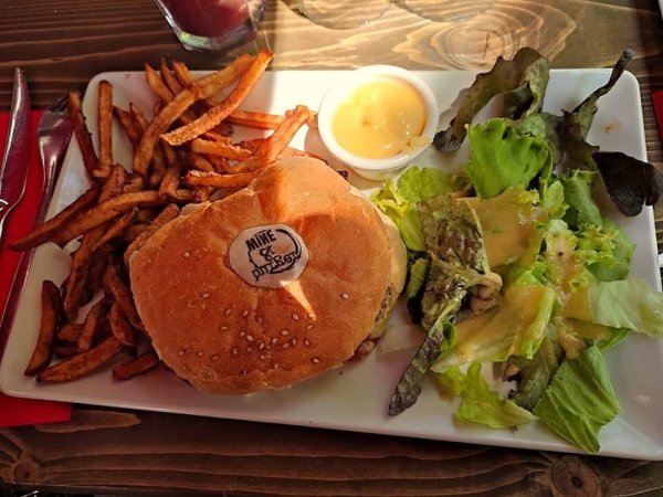 hamburger frites maison burger and wine lyon confluence