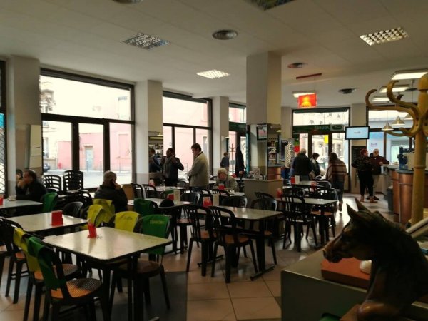 salle interieur du cafe pmu le titis bar a villeurbanne