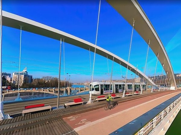 arrivee tram velo pont raymond barre lyon