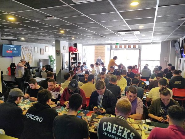 jeux de societe dans la salle du bar gaming le reboot a lyon