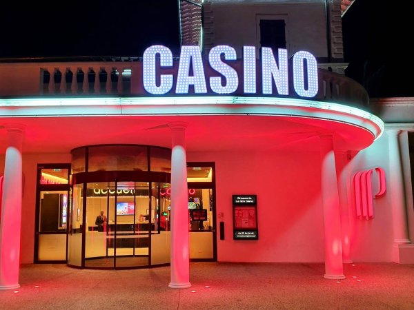 devanture du casino le lion blanc a saint galmier