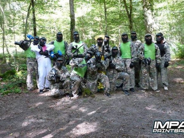 equipe joueurs paintball en tenues de camouflage