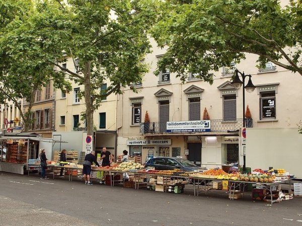 stand fruits et legumes sur etales marche boulevard de la croix rousse a lyon