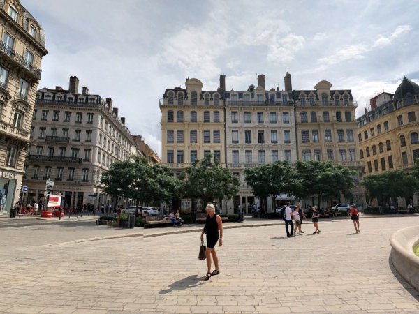 passants et promeneurs sur la place des jacobins a lyon