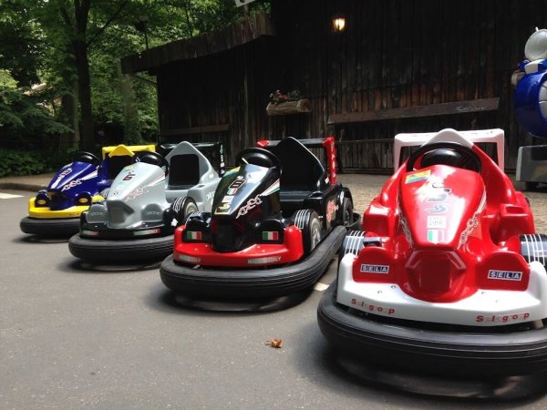 les vehicules electriques du mini karting du parc de la tete or