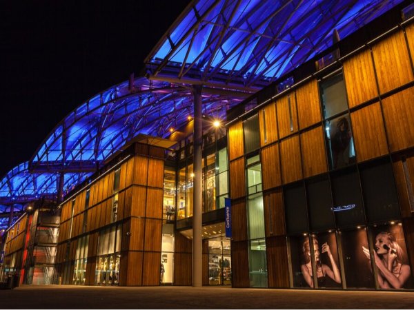 facade centre commercial lyon confluence eclairee nuit