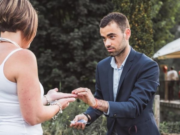 tour en close up du magicien maxime llepez lors d un mariage a lyon