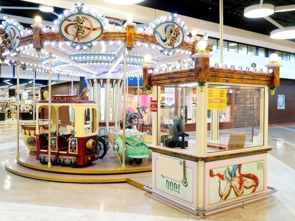 kiosque a tickets du manege pour enfants zig zag dans le centre commercial auchan portes des alpes a saint priest