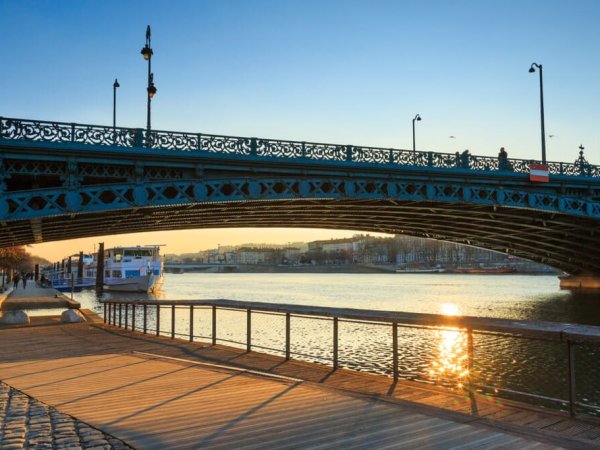 promenade sur les quais sous le pont de universite de lyon au coucher du soleil