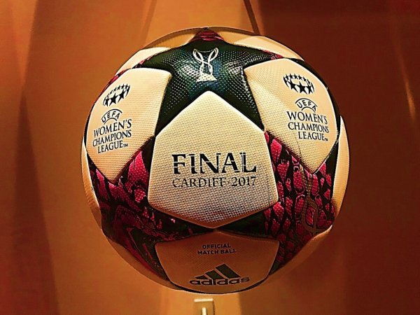 ballon de la finale de la ligue des champions feminine uefa dans le musee de olympique lyonnais