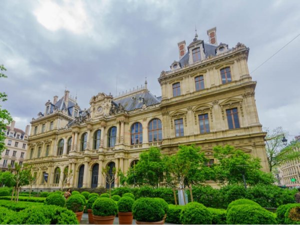 place vegetalisee devant palais bourse lyon