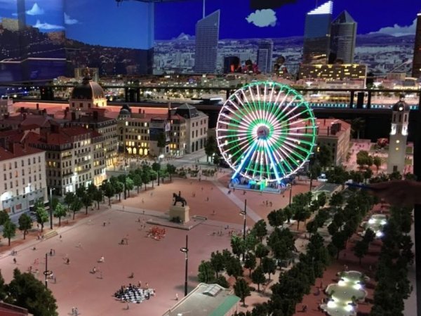 grande roue illuminee place bellecour miniworld lyon