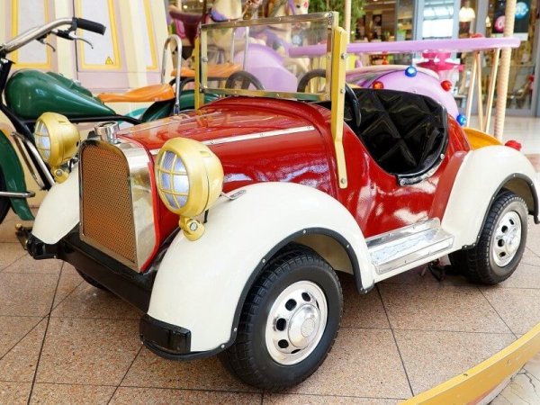 voiture ancienne du manege zig zag du centre commercial auchan de caluire et cuire