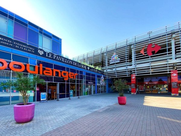 boutiques carrefour et boulanger au centre commercial carre de soie a lyon