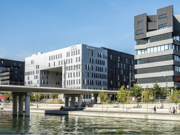 vue sur monolithe lyon depuis les berges