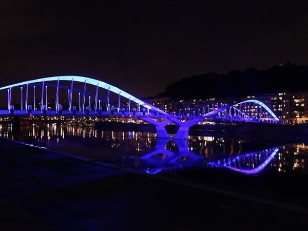 le pont schuman illumine la nuit