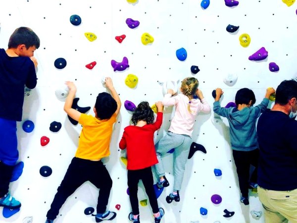 seance d initiation avec les enfants a la salle d escalade bloc session a lyon