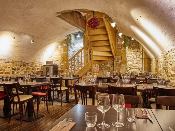 salle interieur dans une cave voutee du bouchon lyonnais chez grand mere