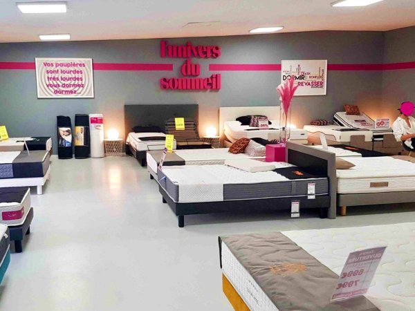 plusieurs modeles de lits exposes au showroom du magasin l univers du sommeil